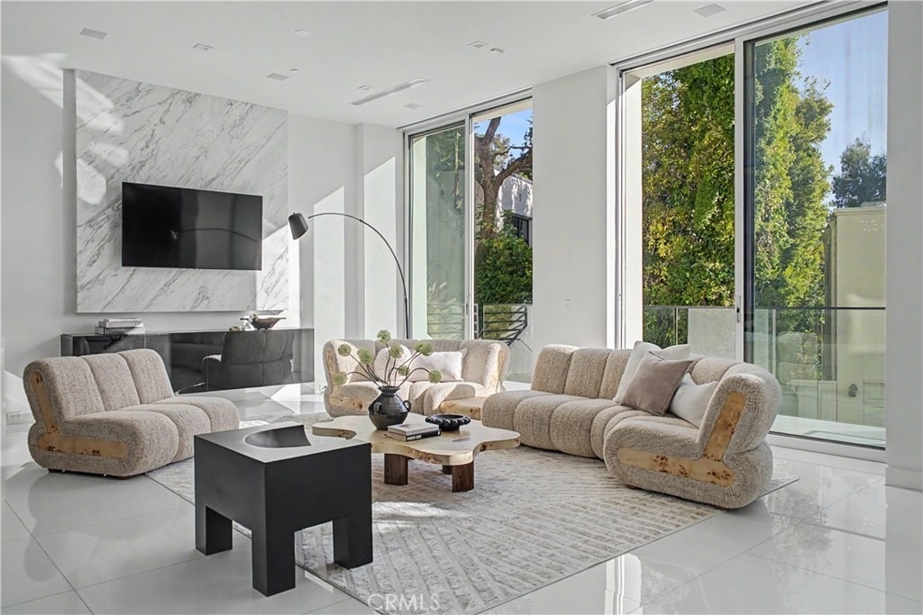9459 Beverly Crest - Photo 4