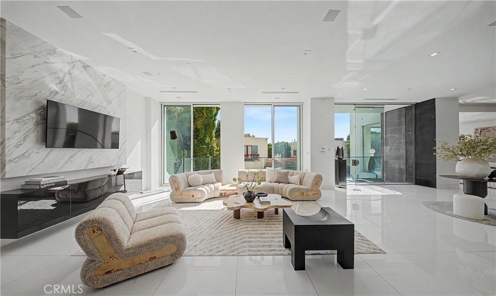 9459 Beverly Crest - Photo 5
