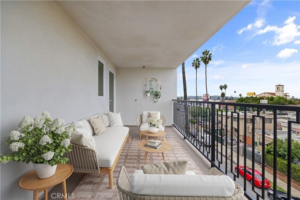 1818 S Norton Avenue - Photo 1