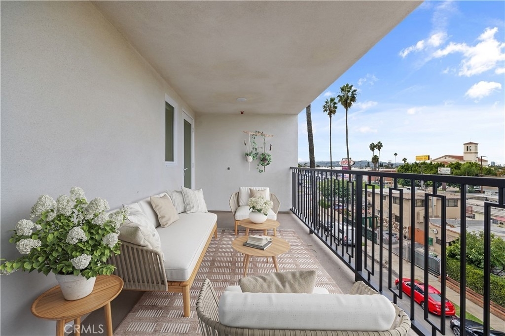 1818 S Norton Avenue - Photo 1