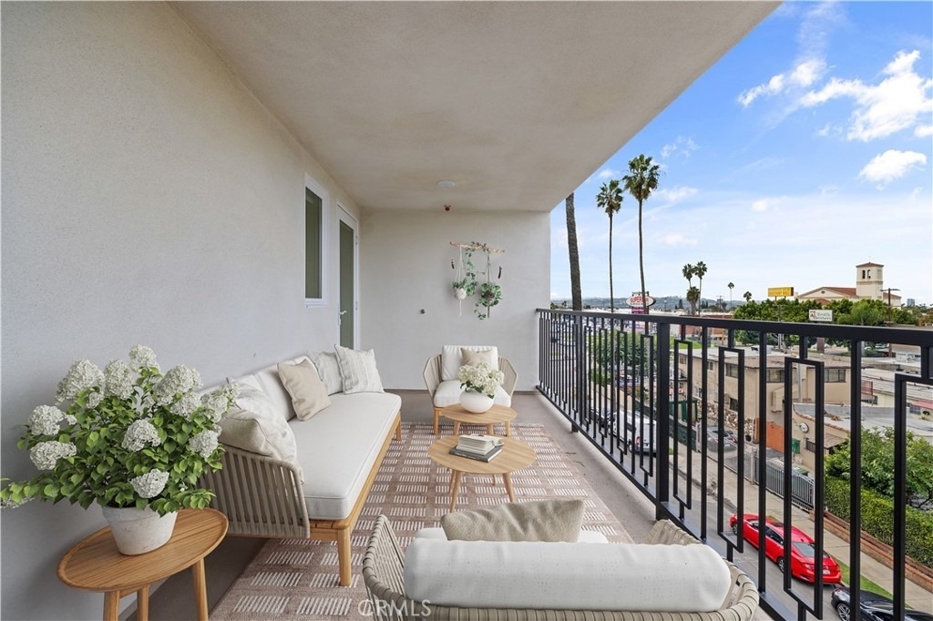 1818 S Norton Avenue - Photo 1