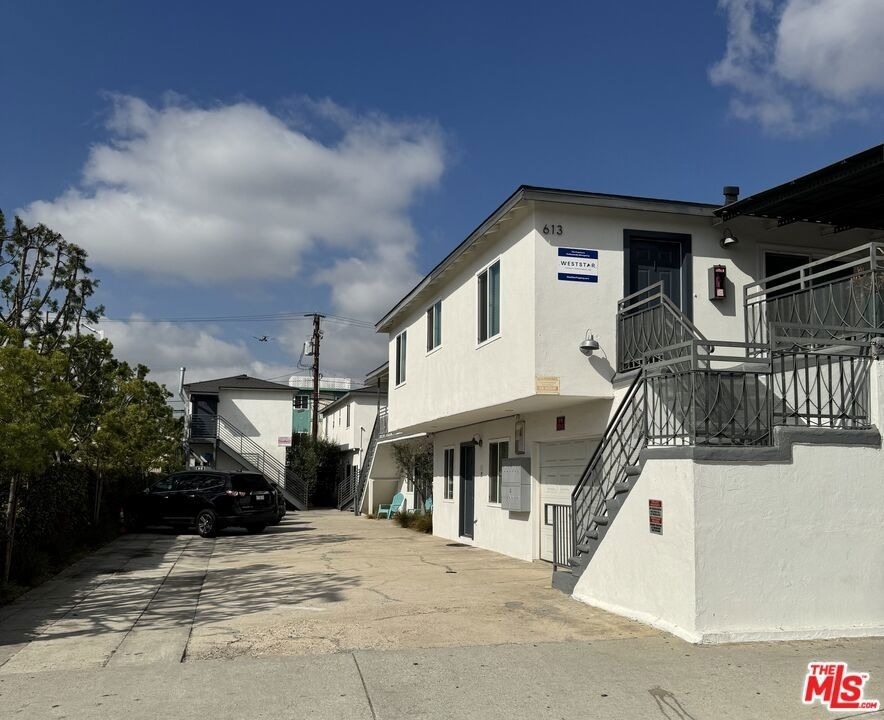 613 S Prairie Avenue - Photo 0