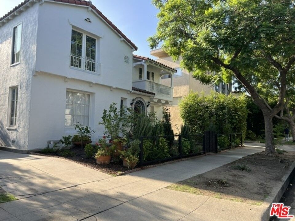 232 N La Peer Drive - Photo 0