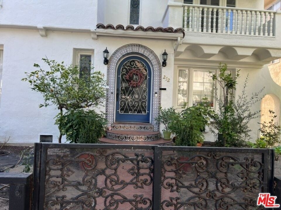 232 N La Peer Drive - Photo 4