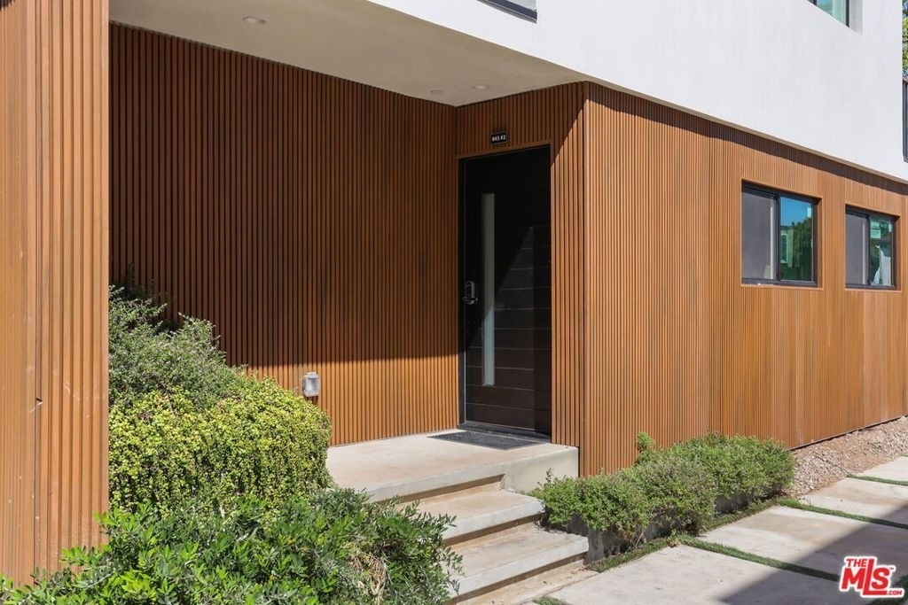 621 1/2 N Mariposa Avenue - Photo 2