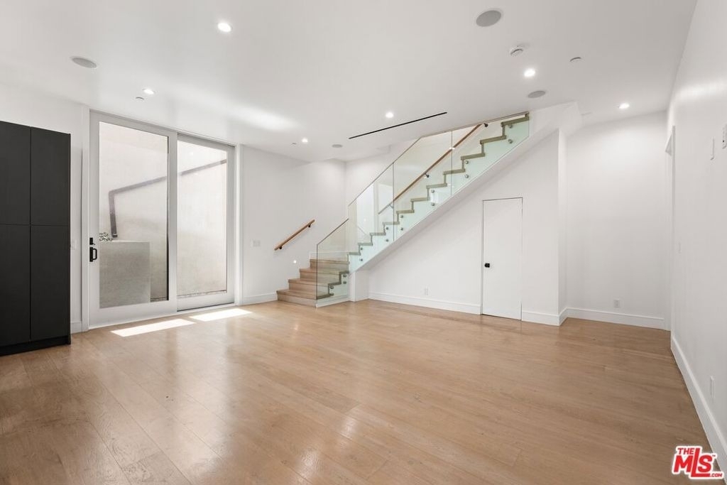 730 Indiana Avenue - Photo 3