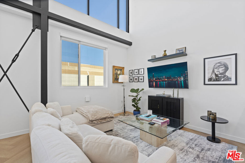 5570 Melrose - Photo 4