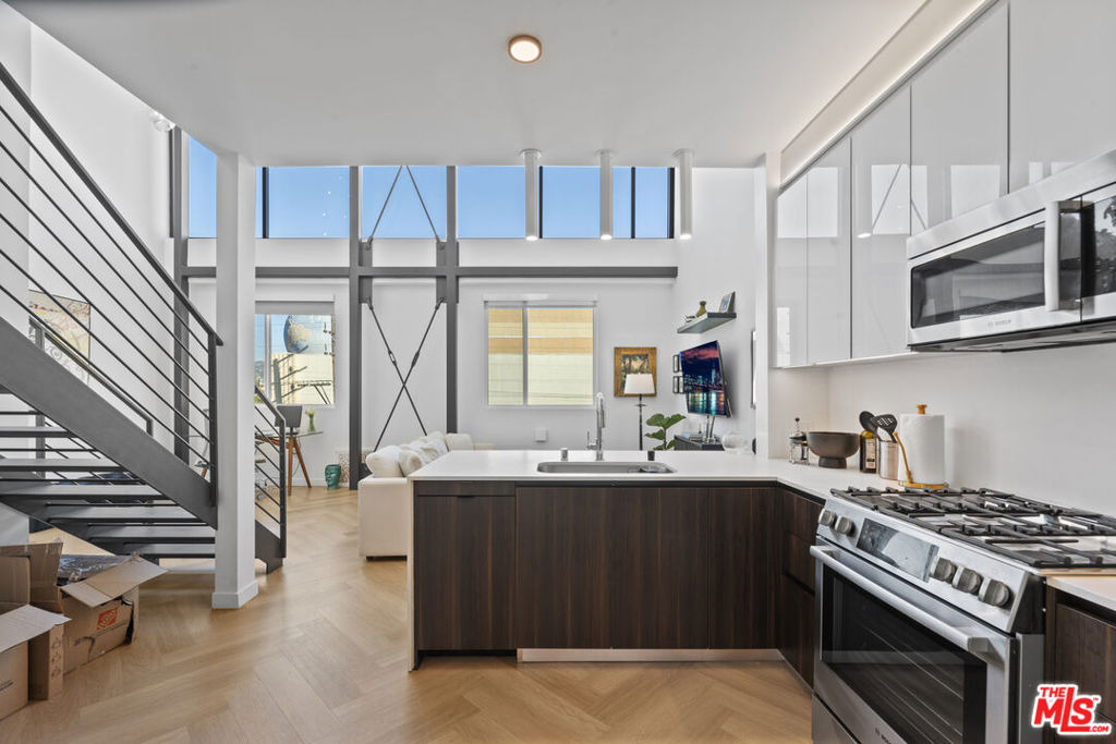 5570 Melrose - Photo 0