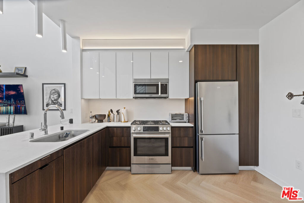 5570 Melrose - Photo 3