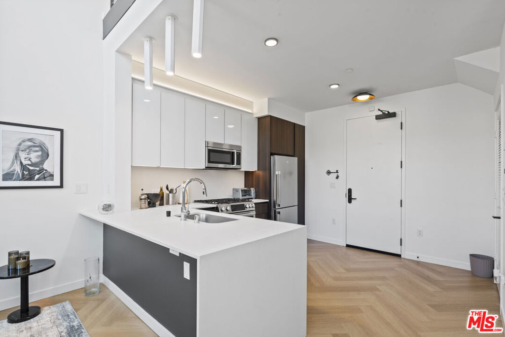 5570 Melrose - Photo 2