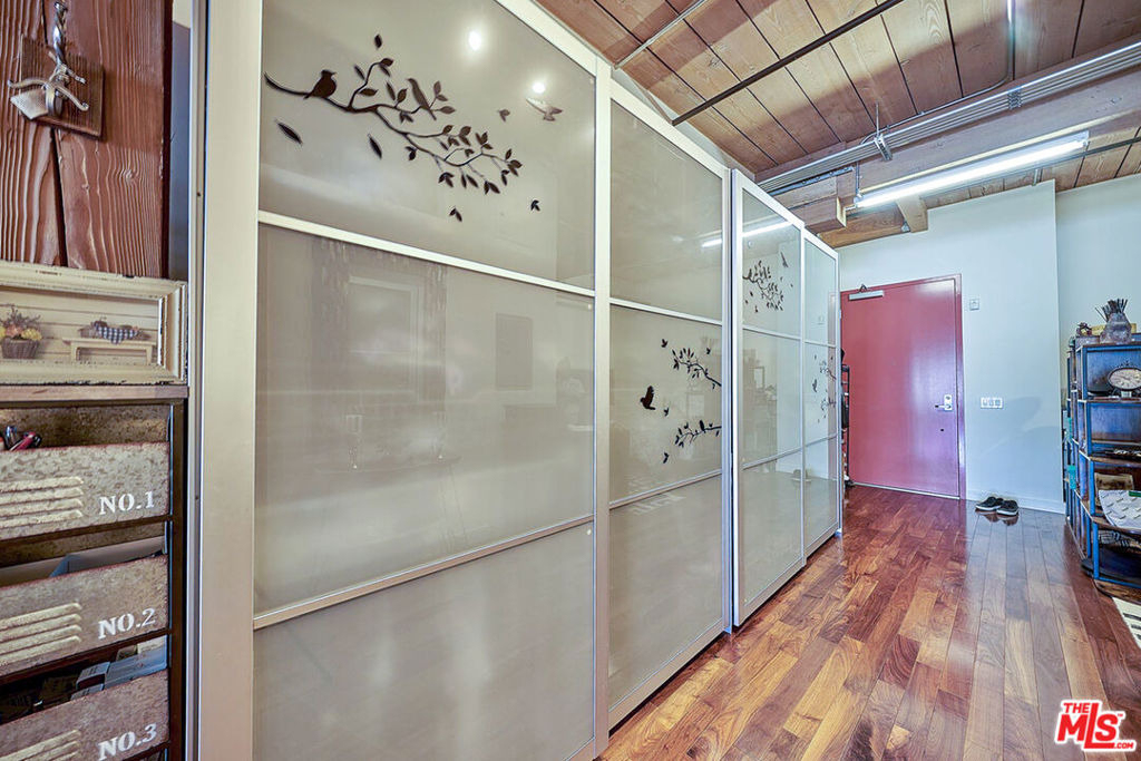 530 S Hewitt Street - Photo 1