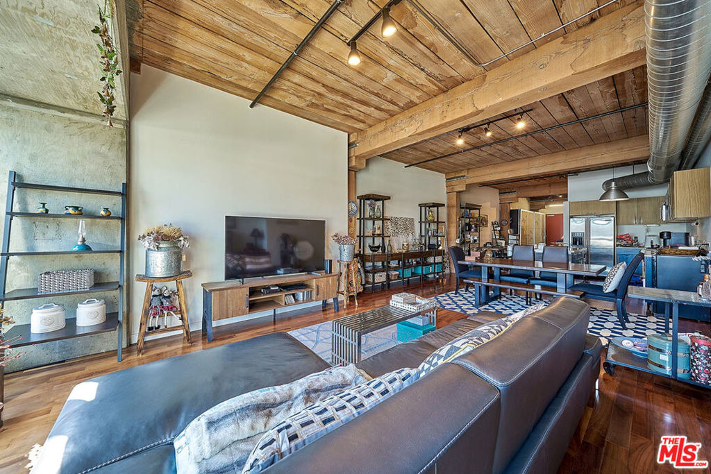 530 S Hewitt Street - Photo 9