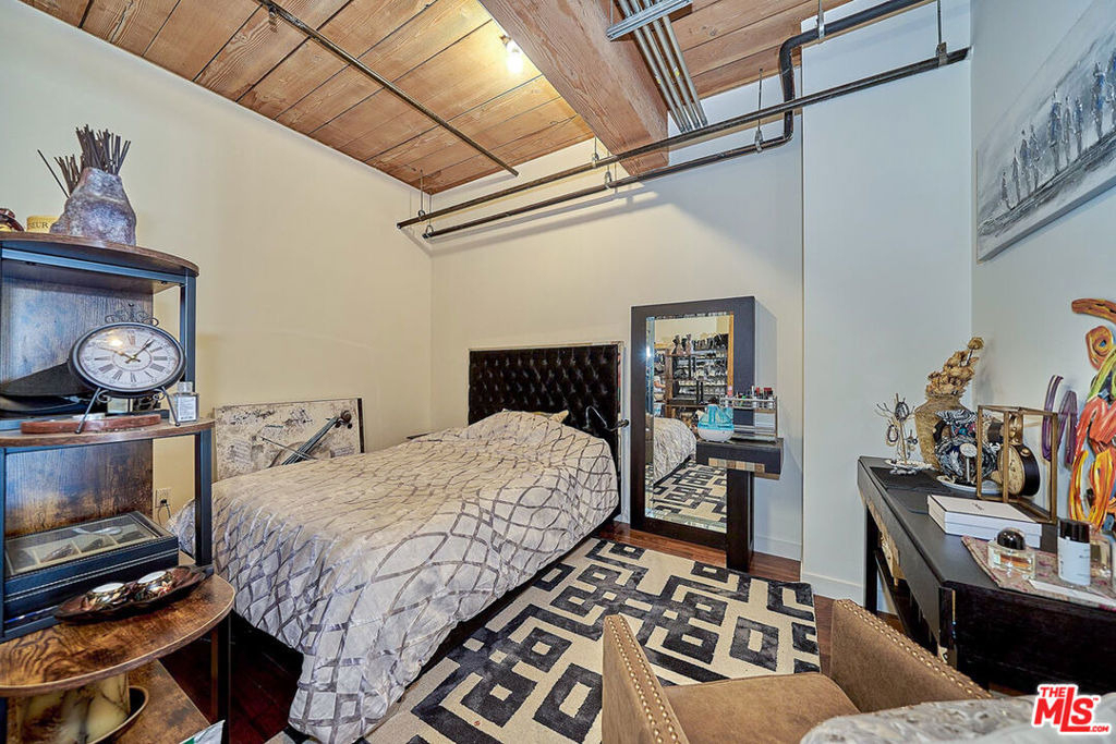530 S Hewitt Street - Photo 2