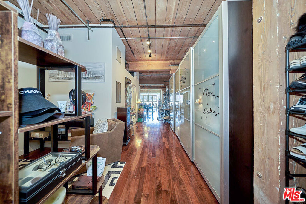 530 S Hewitt Street - Photo 0