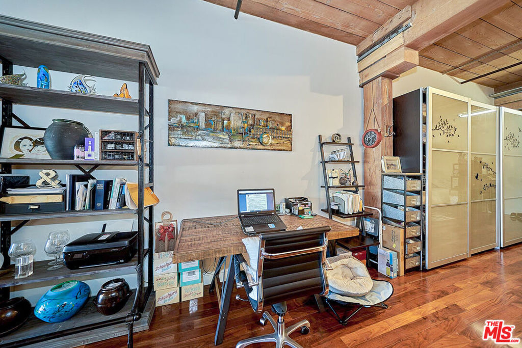 530 S Hewitt Street - Photo 4
