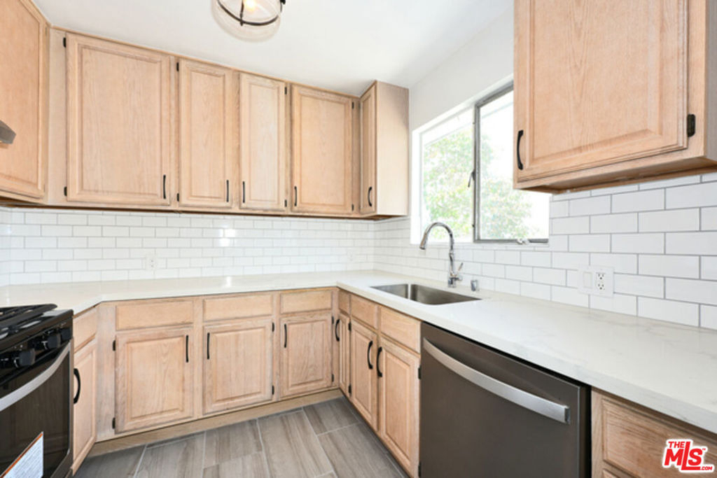 2427 Centinela Avenue - Photo 9