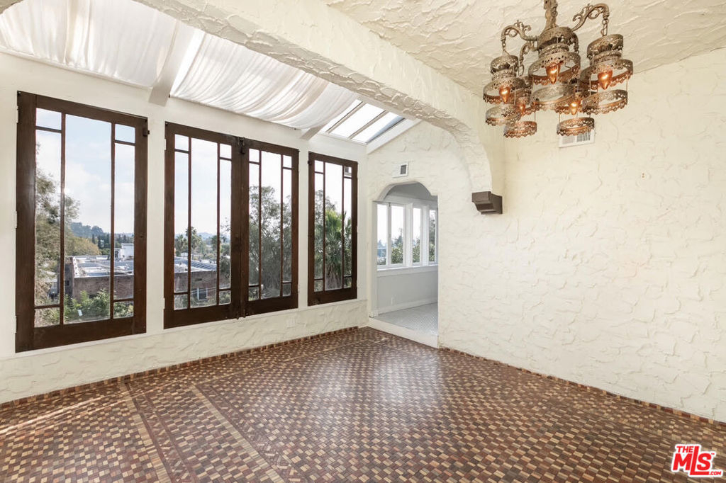 2030 Vine Street - Photo 7