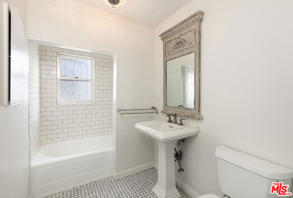 2030 Vine Street - Photo 23