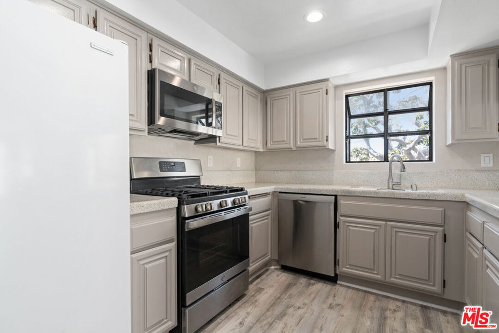 1250 Amherst Avenue - Photo 11
