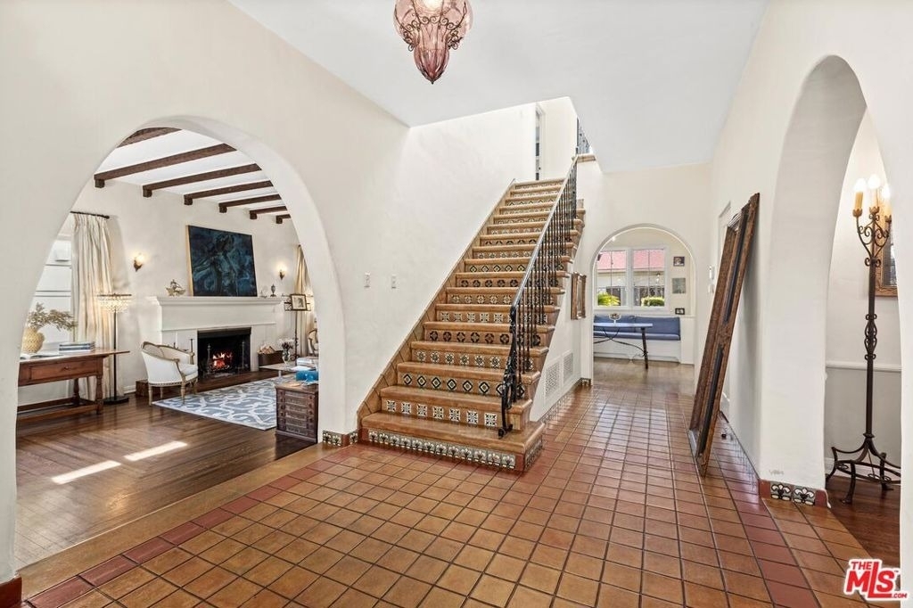 537 N June Street - Photo 3