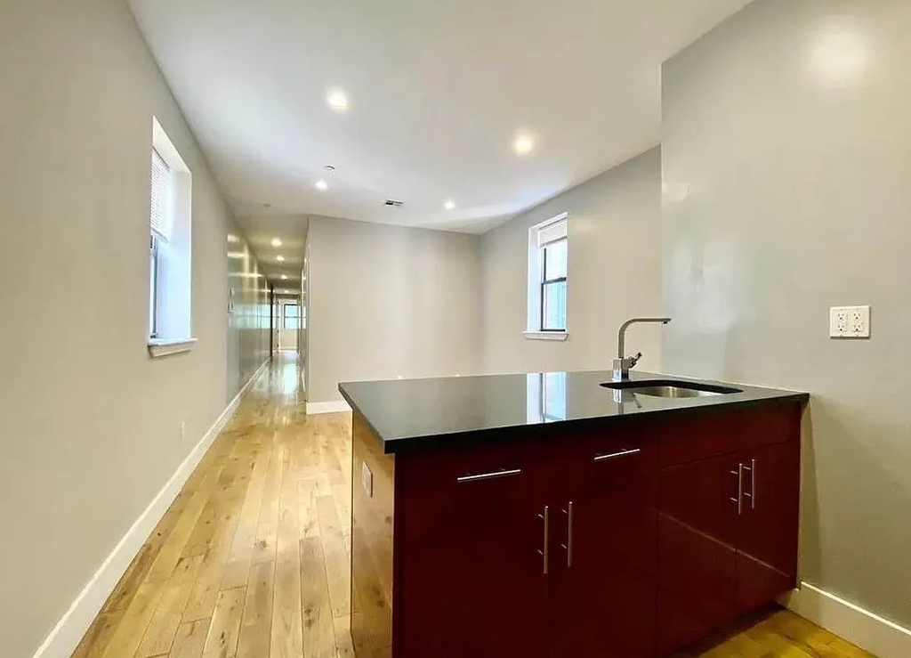 1020 Park Place - Photo 2