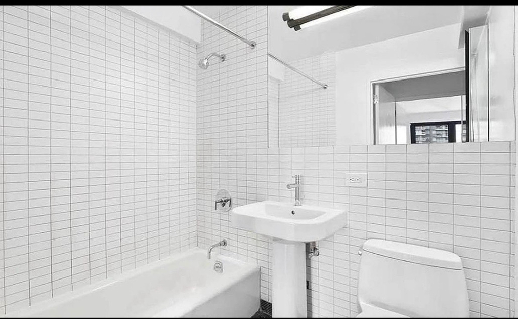 222 East 39th Street - Photo 3
