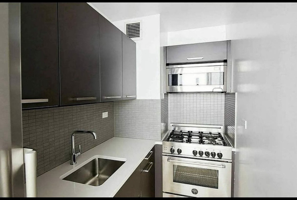 222 East 39th Street - Photo 1