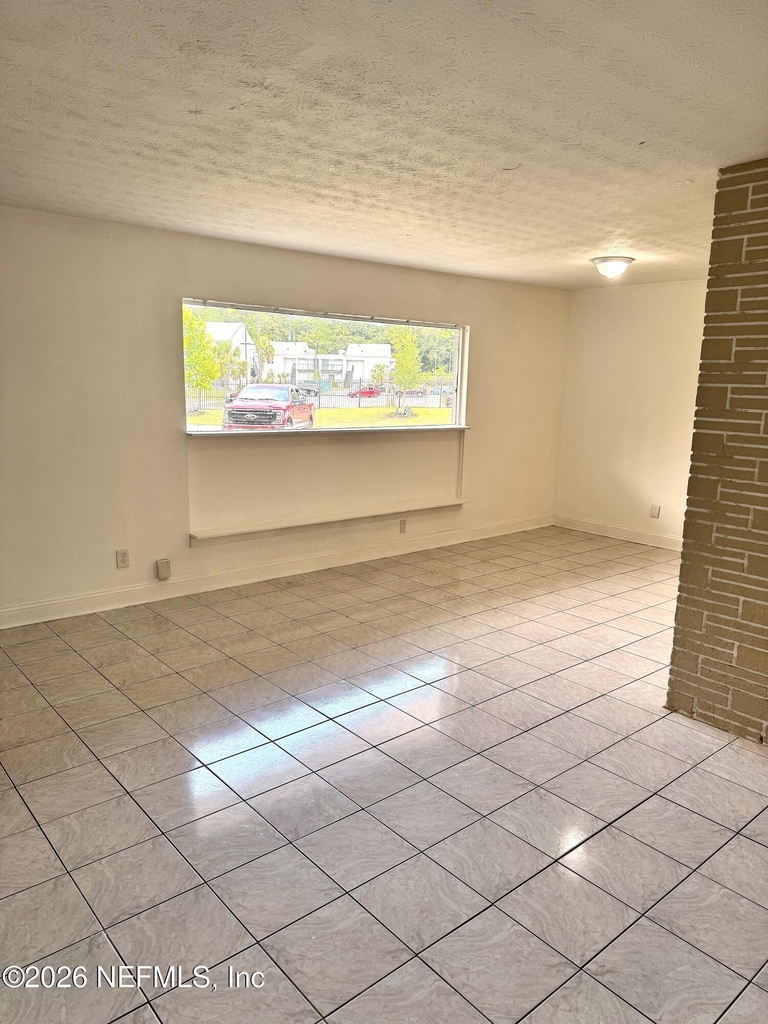 2856 Beachwood Boulevard - Photo 4