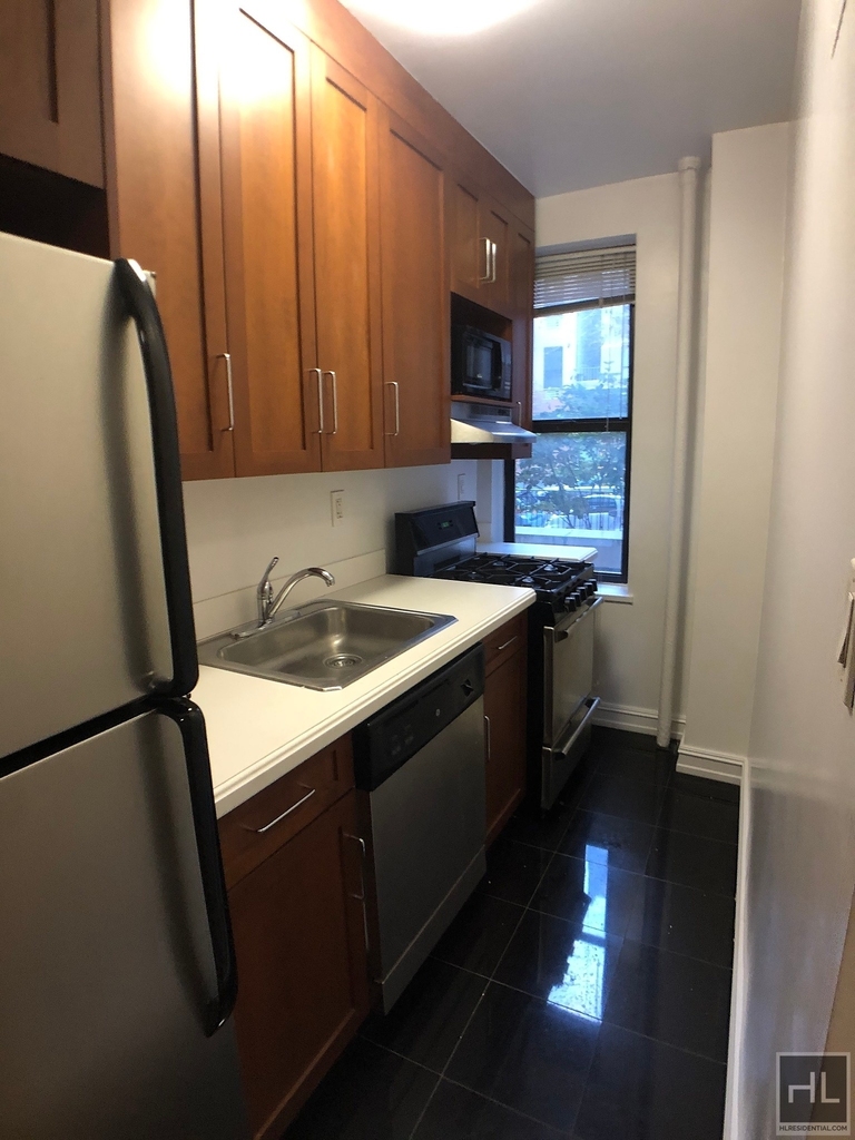 York Avenue - Photo 3