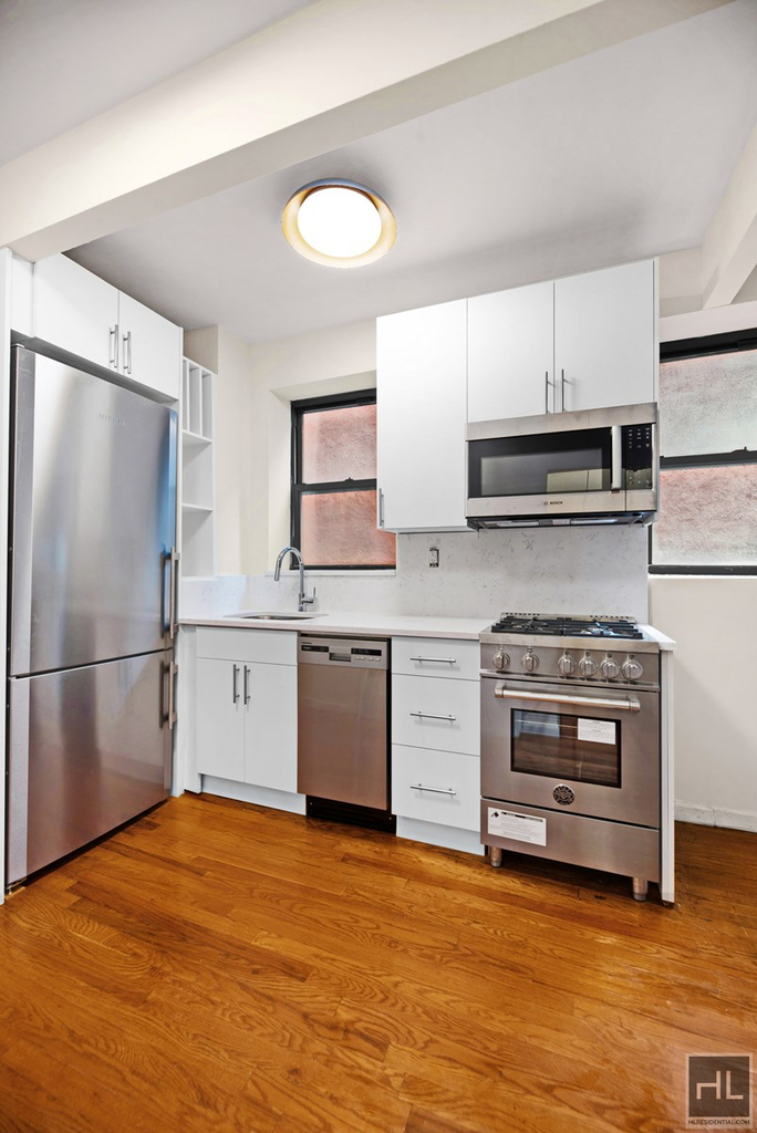 East 25 Street - Photo 3