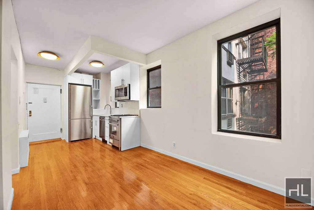 East 25 Street - Photo 2