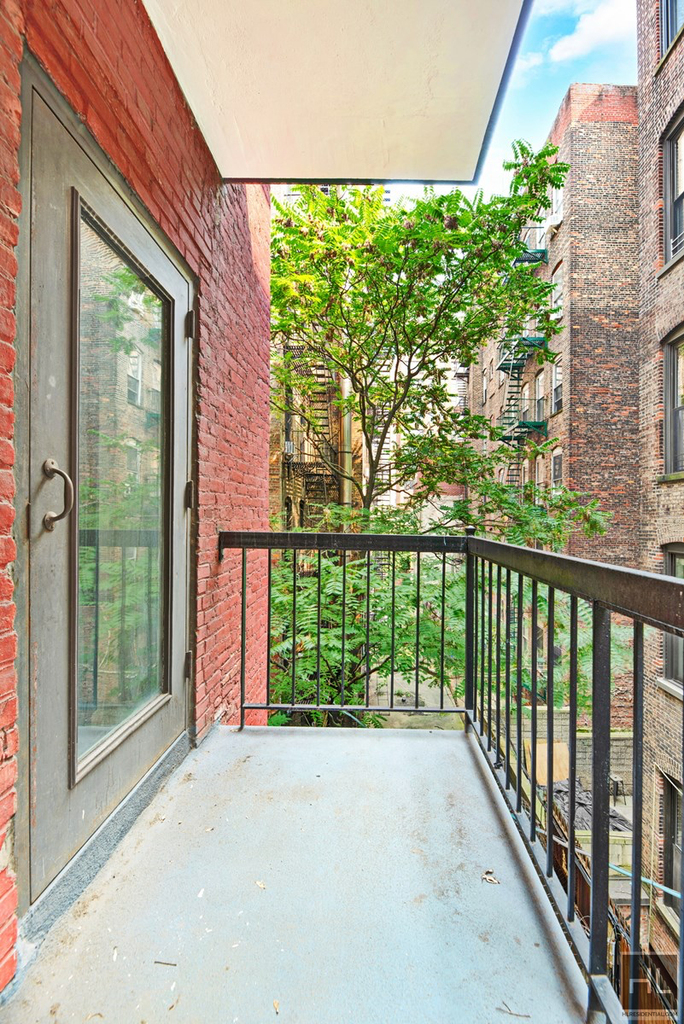 East 25 Street - Photo 5