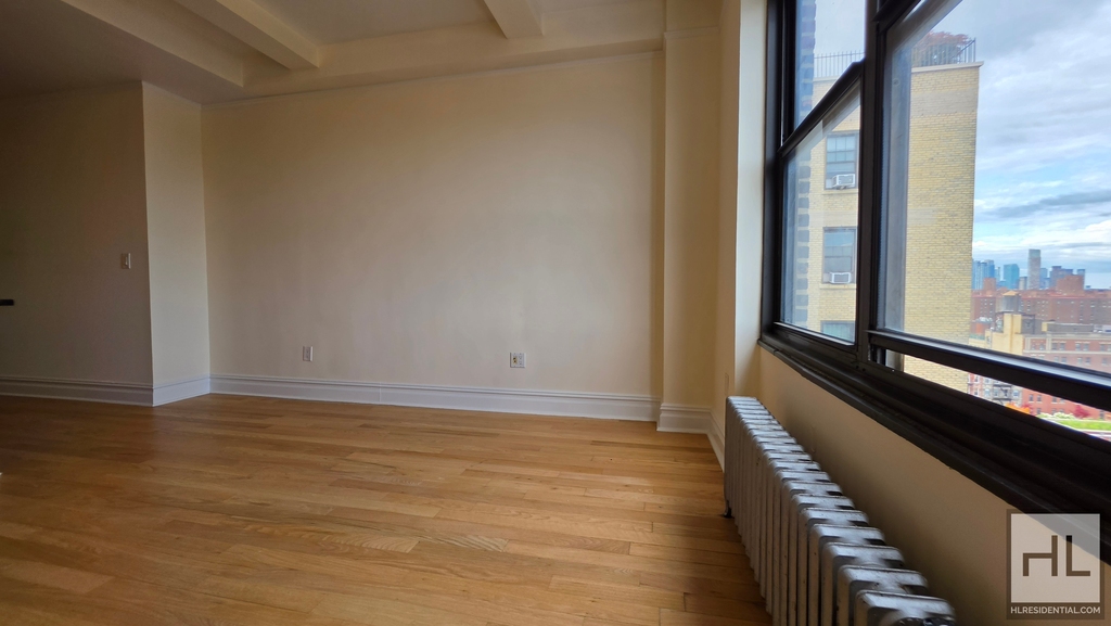 Second Avenue - Photo 3
