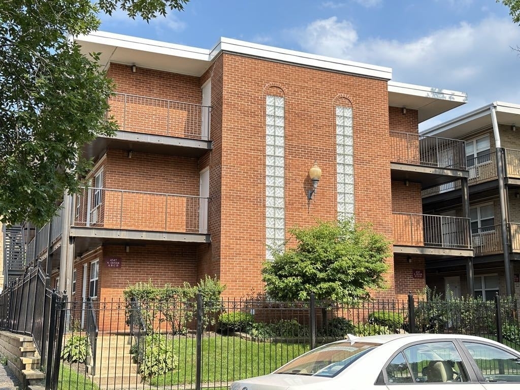 4547 N Dover Street - Photo 0