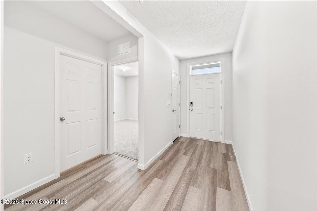 566 Rembrandt Street Se - Photo 2