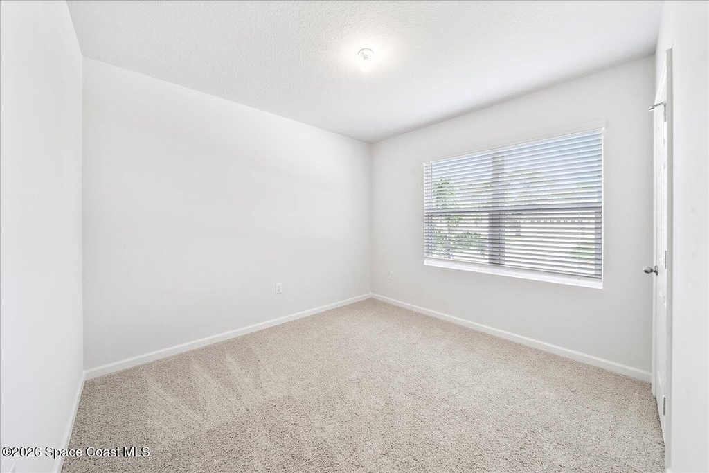 566 Rembrandt Street Se - Photo 3