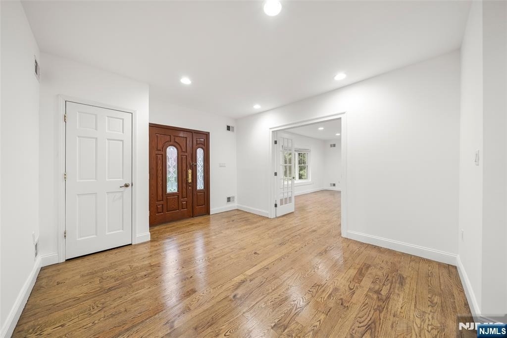 385 Livingston - Photo 3