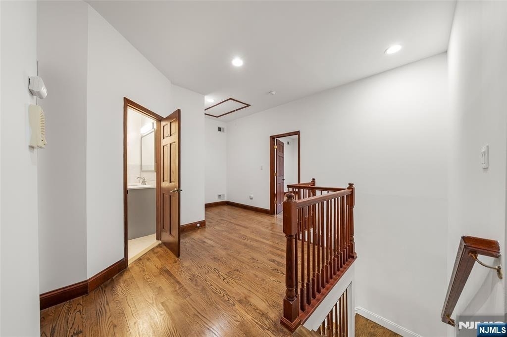 385 Livingston - Photo 14