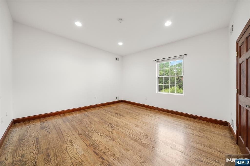 385 Livingston - Photo 22