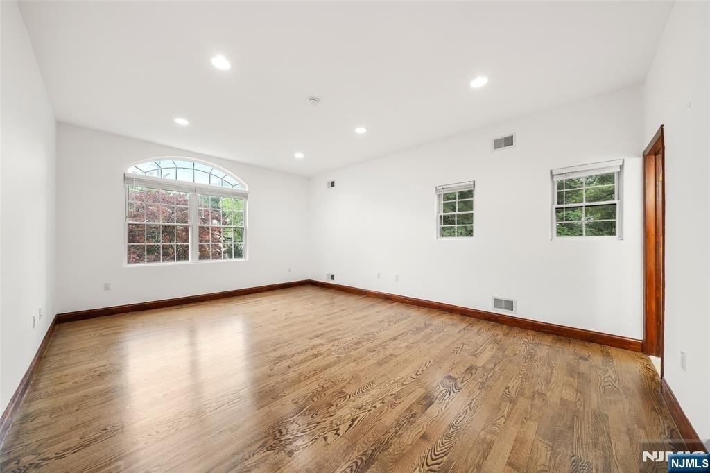 385 Livingston - Photo 15