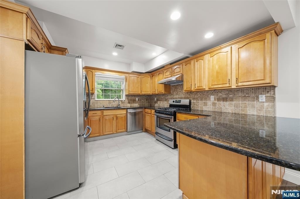 385 Livingston - Photo 9