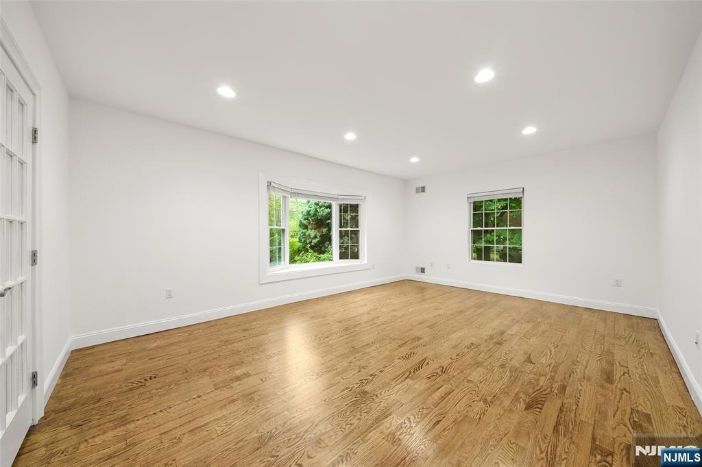 385 Livingston - Photo 4