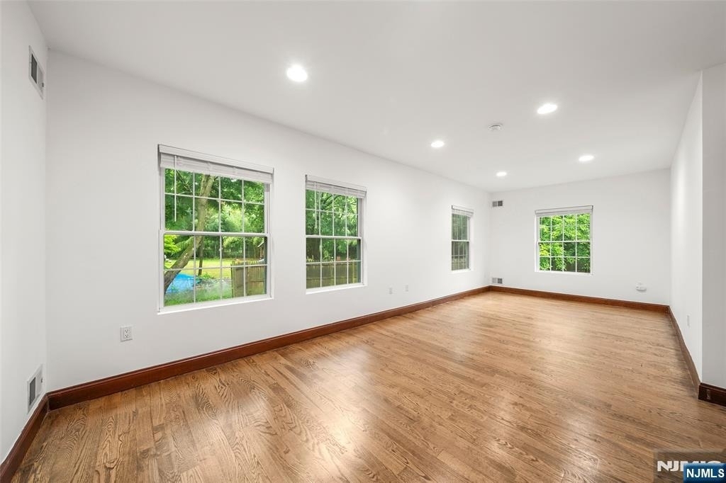 385 Livingston - Photo 10