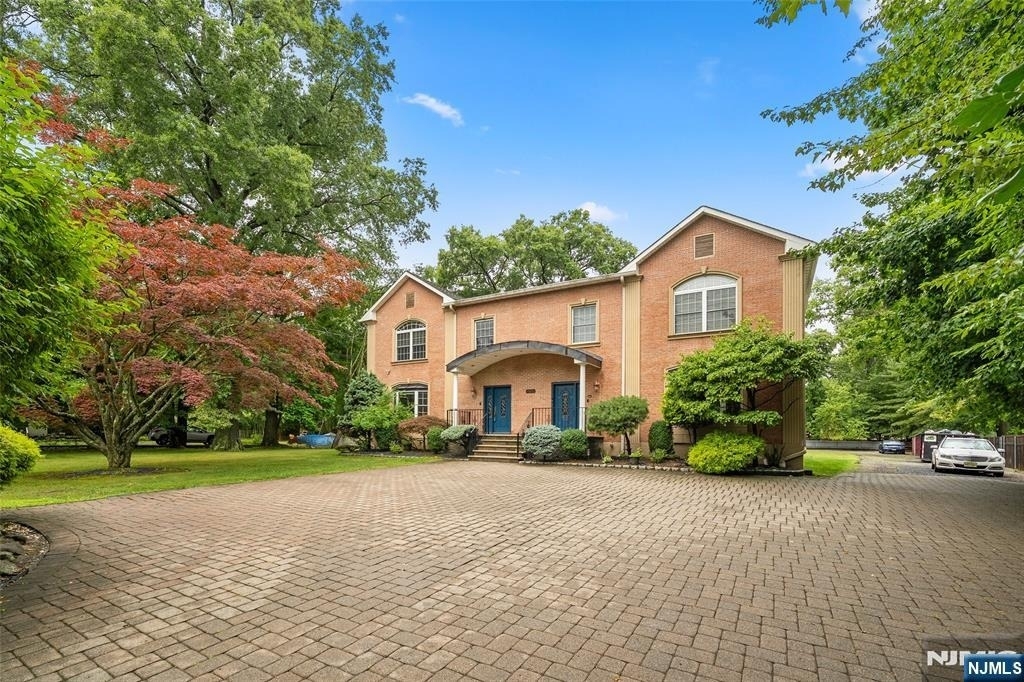 385 Livingston - Photo 1
