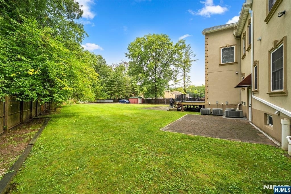 385 Livingston - Photo 28