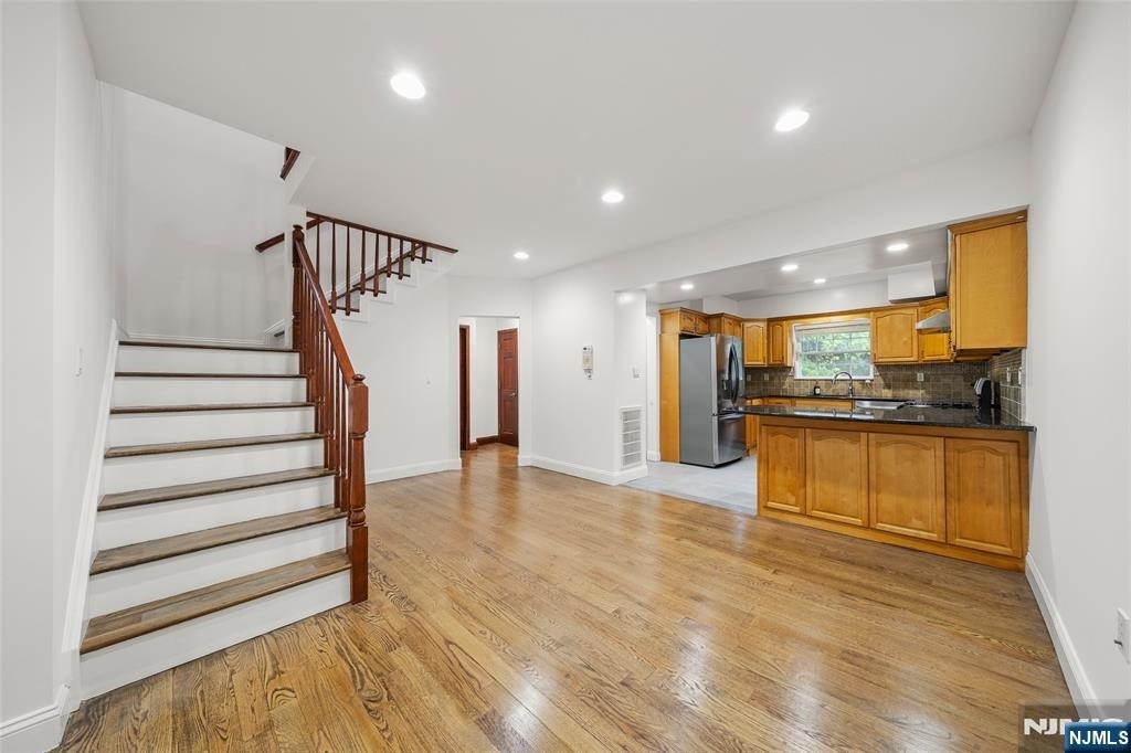 385 Livingston - Photo 7