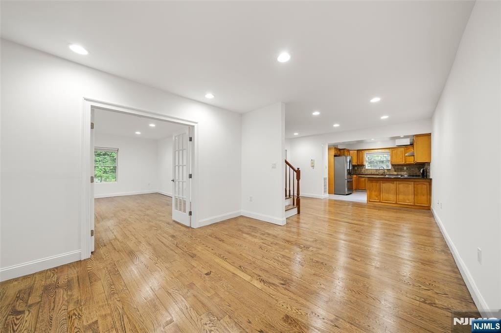 385 Livingston - Photo 6