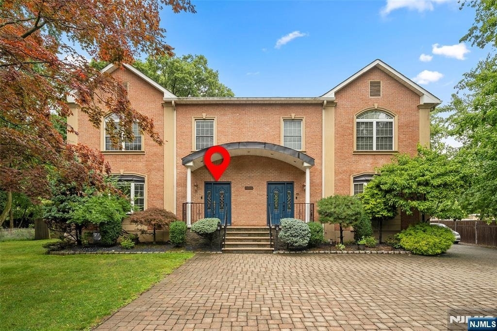 385 Livingston - Photo 2