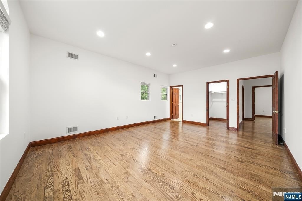 385 Livingston - Photo 16