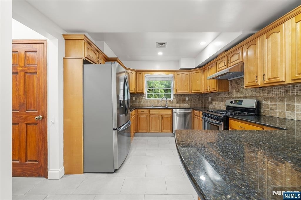 385 Livingston - Photo 8
